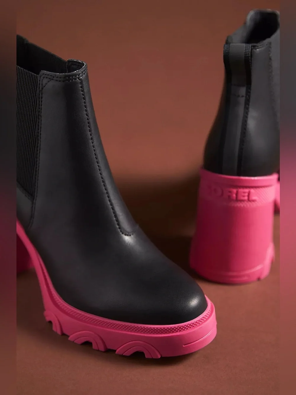 SOREL Brex Heel Chelsea Boots NWT Black Leather Hot Pink Sole Size 8.5